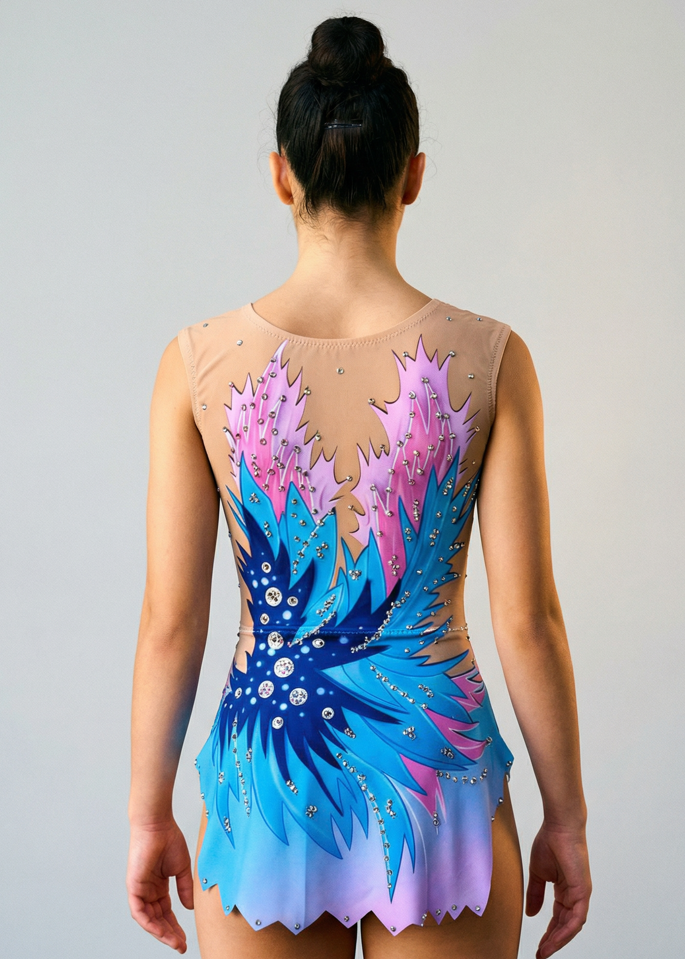 Maillot de gimnasia rítmica en rosa y azul con degradados, pedrería abundante y motivos flameados creando un estilo luminoso.
Maillot de gimnasia rítmica color claro con azules intensos, rosas suaves, pedrería brillante y diseño flameado de apariencia dinámica.
Maillot de gimnasia rítmica visto por la espalda en base clara con rosas y azules, pedrería y motivos flameados fluidos.