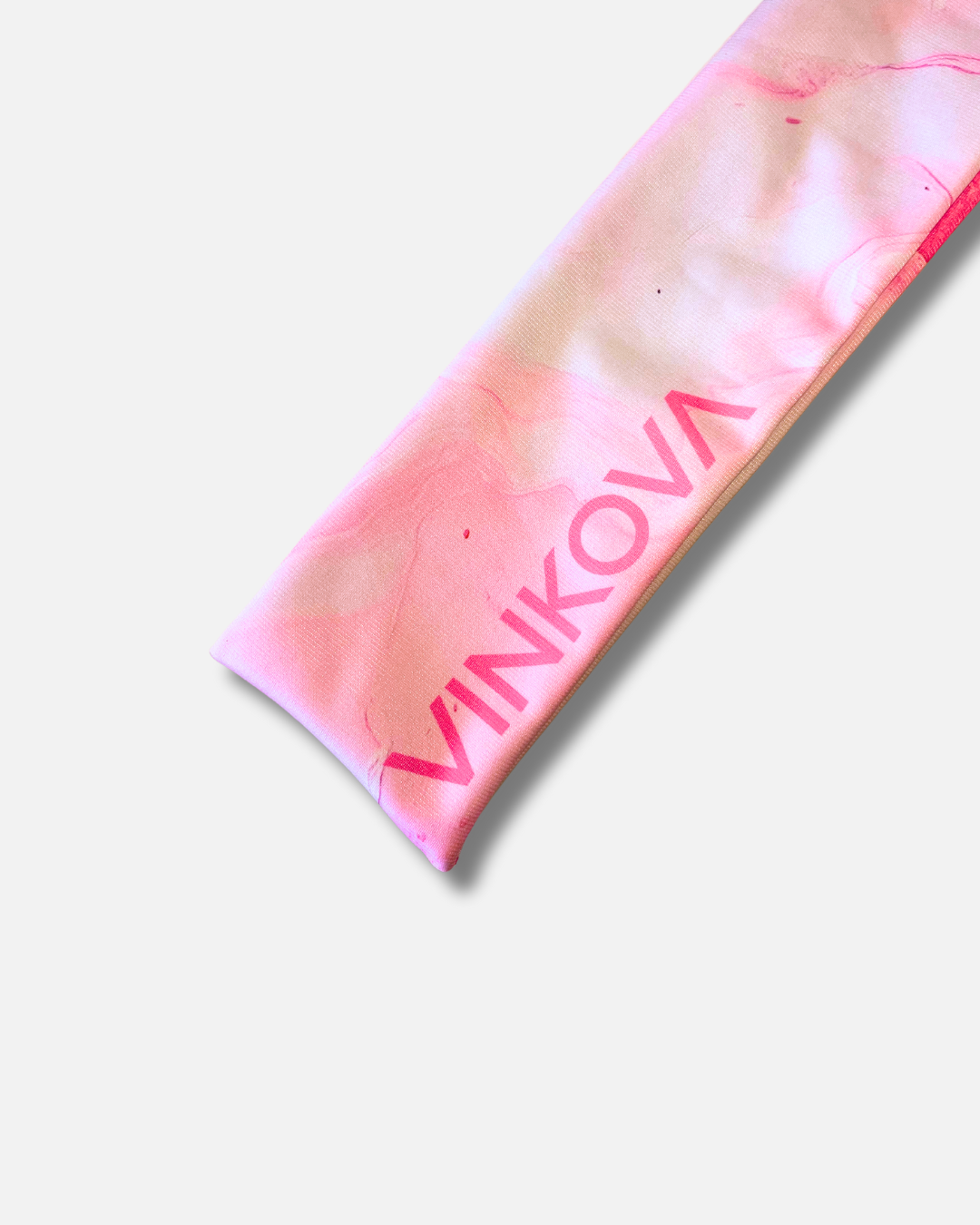 Detail von Muster in rosa und weiß und Logo der Vinkova Keulenhülle Blossom.