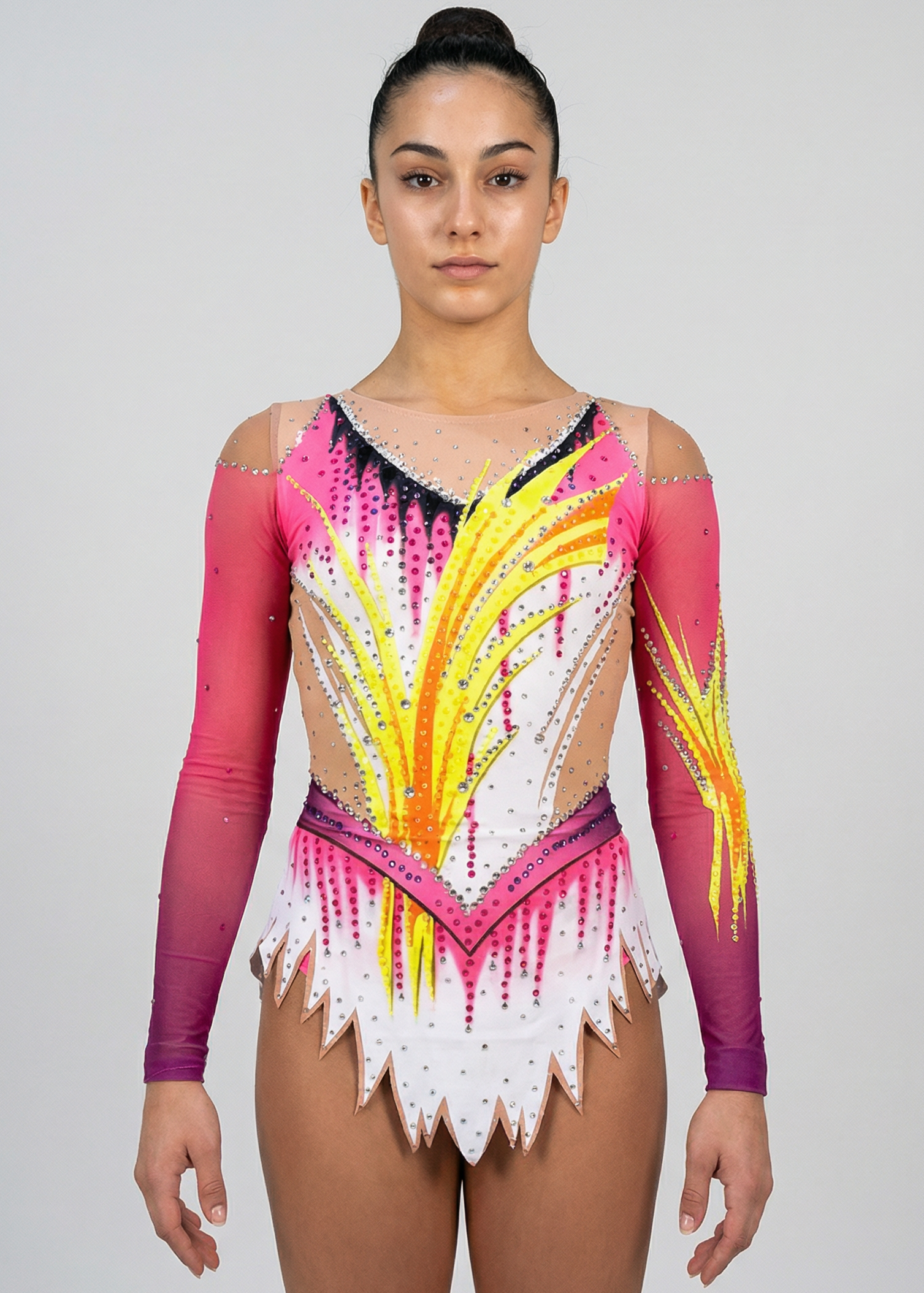 Maillot de gimnasia rítmica en blanco, rosa y amarillo con mangas degradadas, pedrería abundante y motivos flameados creando un estilo vibrante.
Maillot de gimnasia rítmica color claro con rosas intensos, detalles amarillos, pedrería brillante y diseño flameado que aporta un efecto dinámico.
Maillot de gimnasia rítmica visto por la espalda en blanco y rosa con pedrería, degradados y motivos amarillos formando un estilo fluido.
