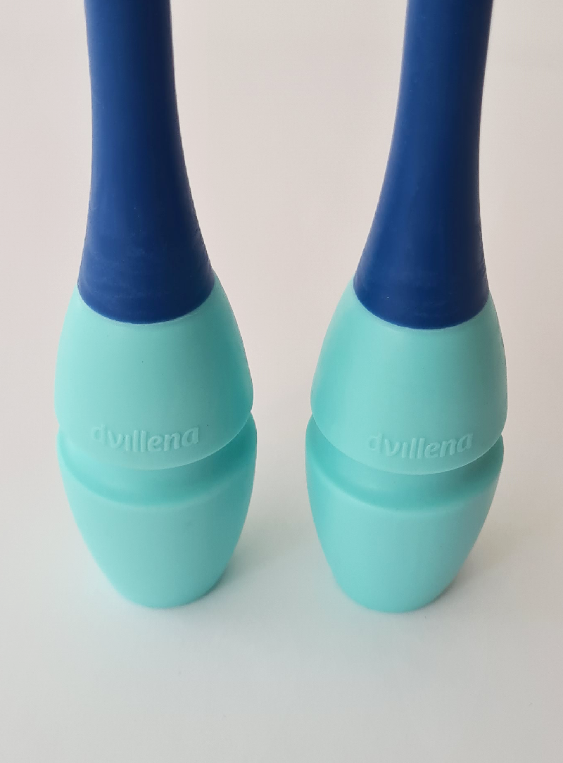 FIG-zertifizierte ineinandersteckbare Keulen in Marineblau und Hellblau für Hochleistungsgymnastinnen.