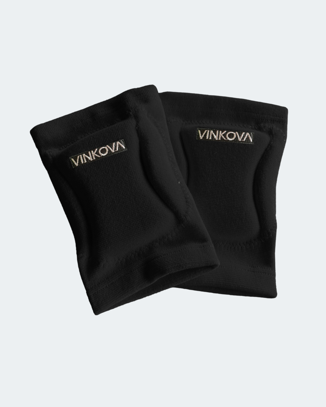 Vinkova Knieschoner in schwarz, als Paar mit Logo und Rippstrick.