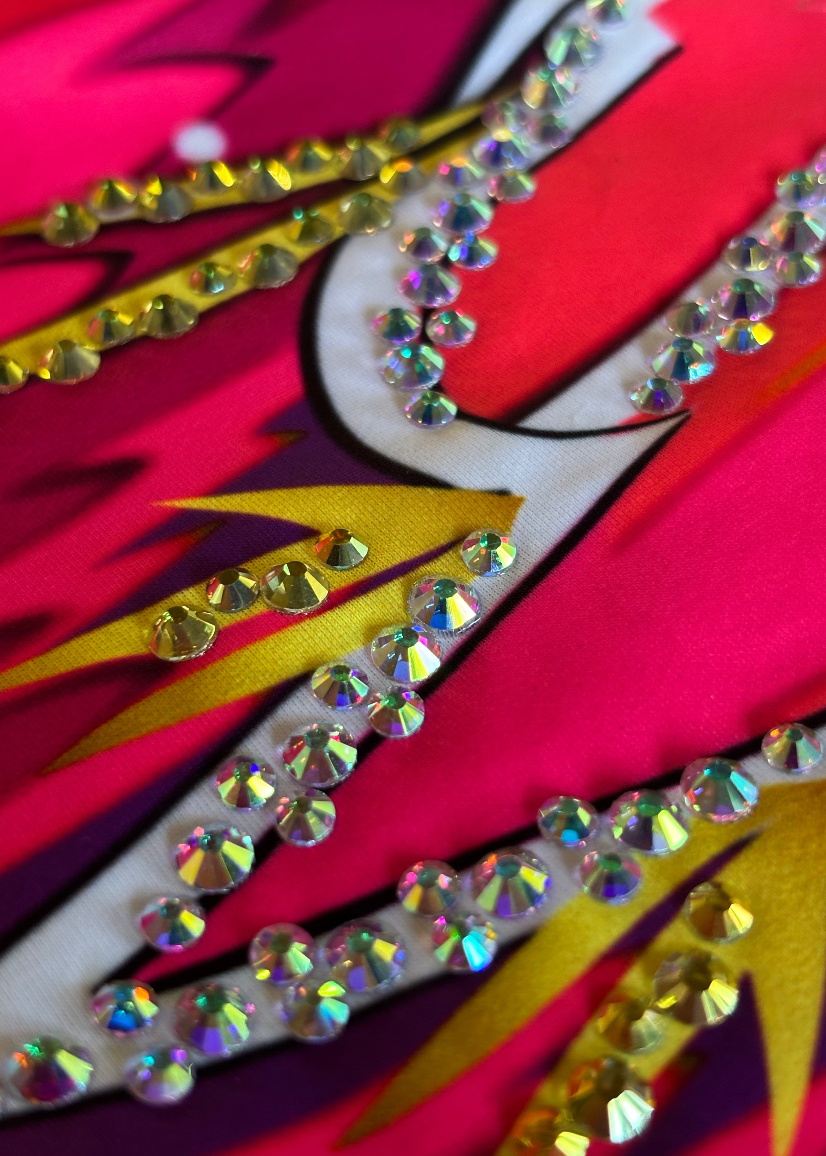 Maillot de competición para gimnasia rítmica sin mangas con bordes blancos y brillantes.