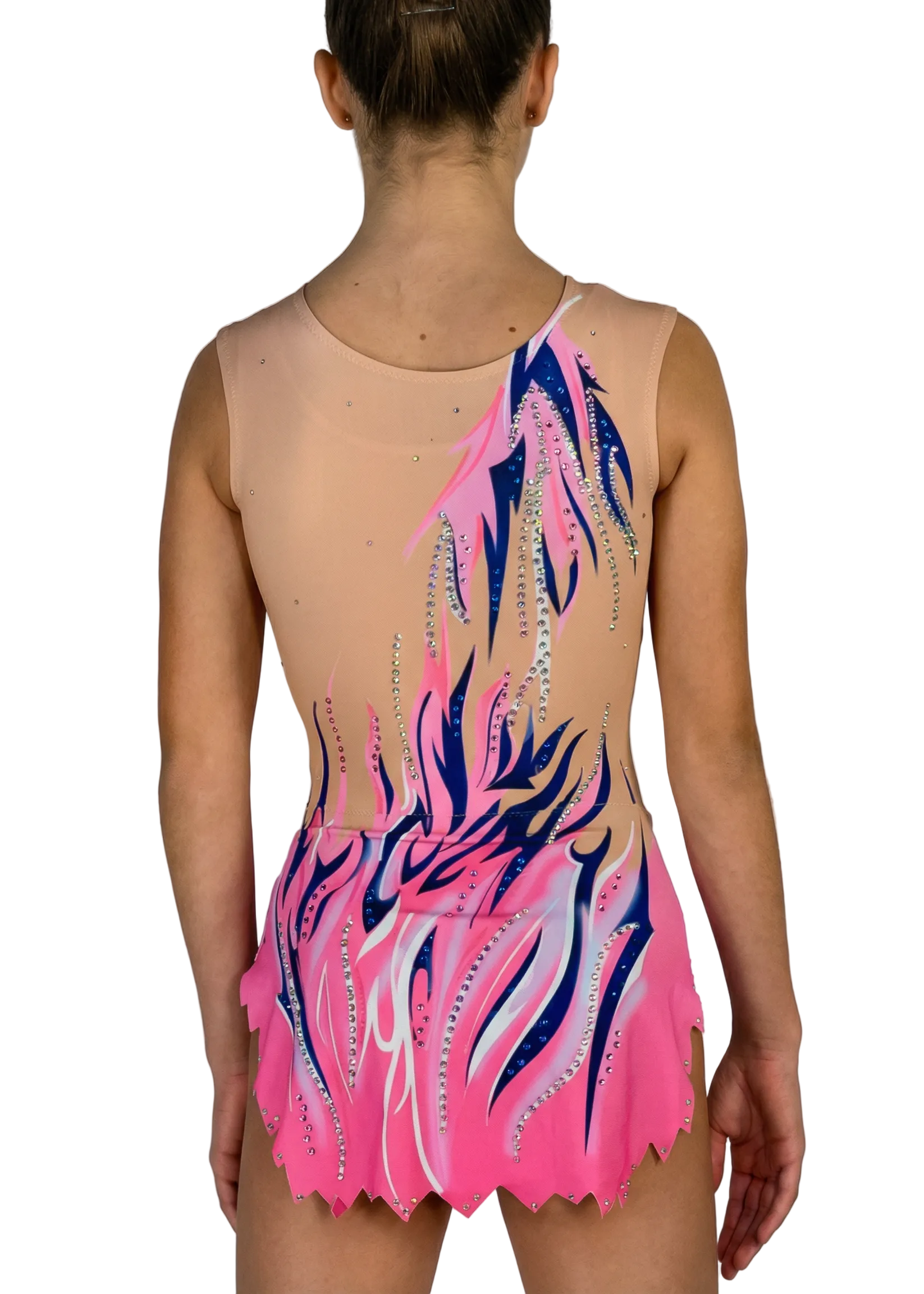 RSG-Wettkampfanzug in Rosa und Blau mit feinem Strassbesatz, Farbverläufen und Flammenmotiven für einen lebendigen Stil am Rücken.
Hellfarbener RSG-Wettkampfanzug mit intensivem Rosa, marineblauen Details, Strasssteinen und Flammen-Design für einen dynamischen Effekt am Rücken.
RSG-Wettkampfanzug in der Rückansicht mit heller Basis in Rosa und Blau, verteilten Strasssteinen und fließend wirkenden Flammenlinien.
