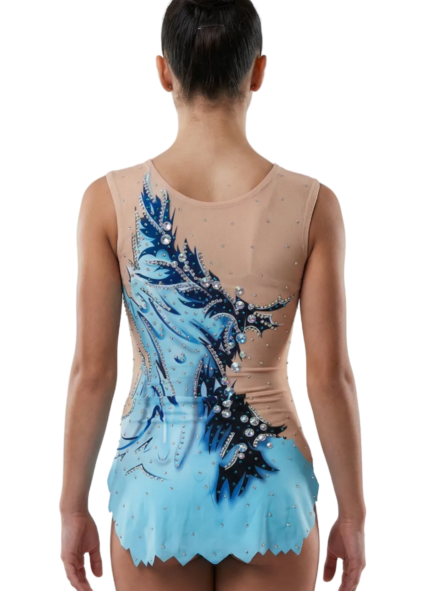 RSG-Anzug in Blau und Hellblau mit üppigen Strasssteinen, sanften Farbverläufen und fließenden Motiven für einen aquatischen Stil.
Heller RSG-Anzug mit intensivem Blau, hellblauen Details, glänzenden Strasssteinen und dynamisch wirkendem Wellen-Design.
Rückansicht eines RSG-Anzugs mit heller Basis in Blau und Hellblau, Strasssteinen und fließenden Motiven im aquatischen Stil.