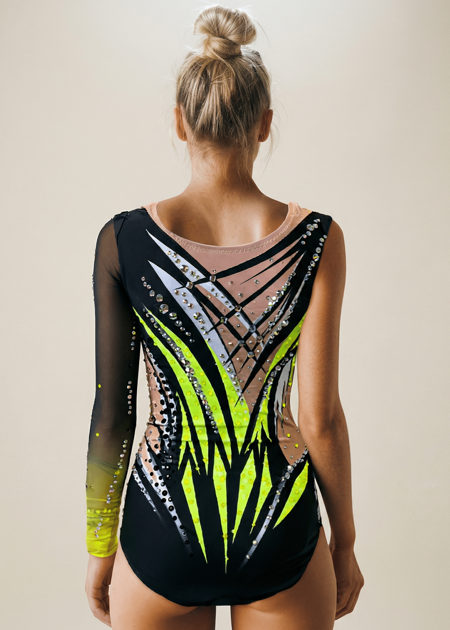 Espalda de maillot rítmico negro y amarillo neón con transparencias tono piel, pedrería brillante y líneas definidas en estilo enérgico.
Espalda de maillot de gimnasia rítmica en negro y amarillo neón con pedrería abundante, transparencias tono piel y diseño gráfico marcado.
Espalda de maillot rítmico negro y amarillo neón con degradados, pedrería dispersa y formas afiladas de estilo moderno.