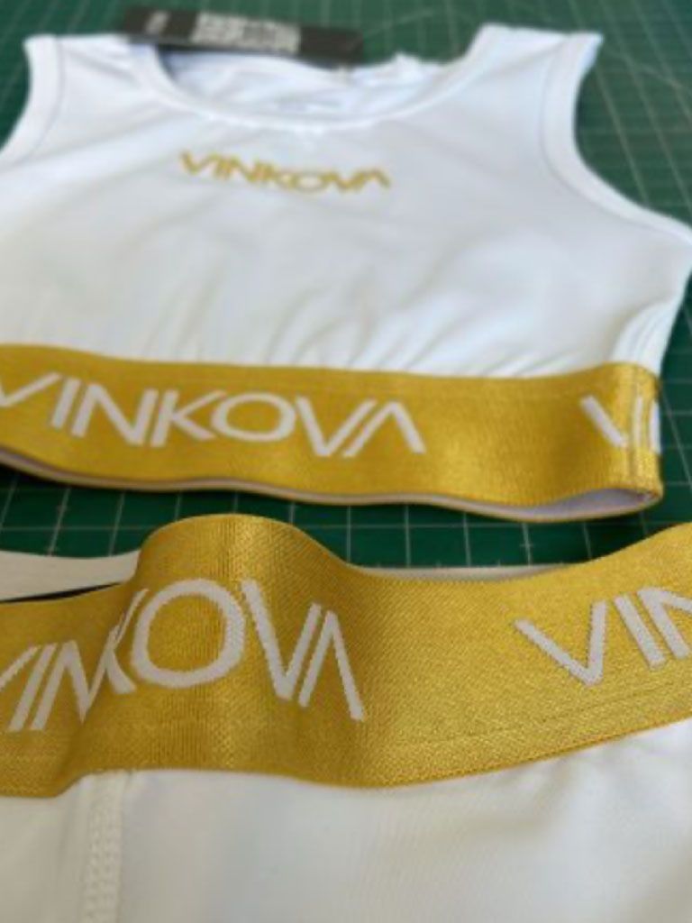 Weißes Top Vinkova mit Band