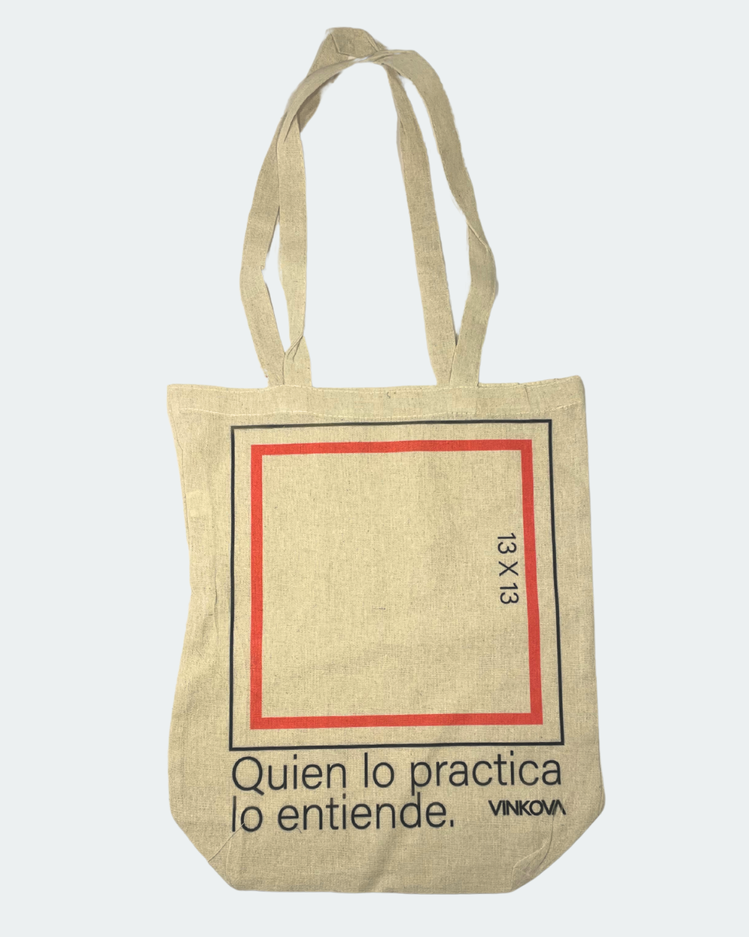 Vinkova Stofftasche mit rotem Quadrat und spanischem Schriftzug, Gesamtansicht.
