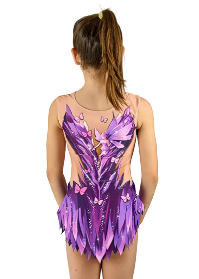 Ärmelloser RSG-Anzug mit lila Farbverläufen und Glitzerdetails auf hautfarbener Basis.