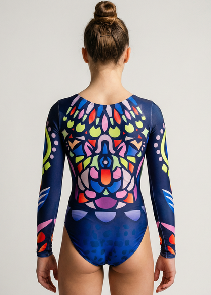 Maillot de gimnasia rítmica azul marino con mangas largas y diseño tribal multicolor en un estilo llamativo y simétrico.
Maillot rítmico azul oscuro con patrón frontal geométrico multicolor y estética artística de gran impacto visual.
Espalda de maillot rítmico azul marino con diseño tribal simétrico multicolor y acabado vibrante de estilo gráfico.