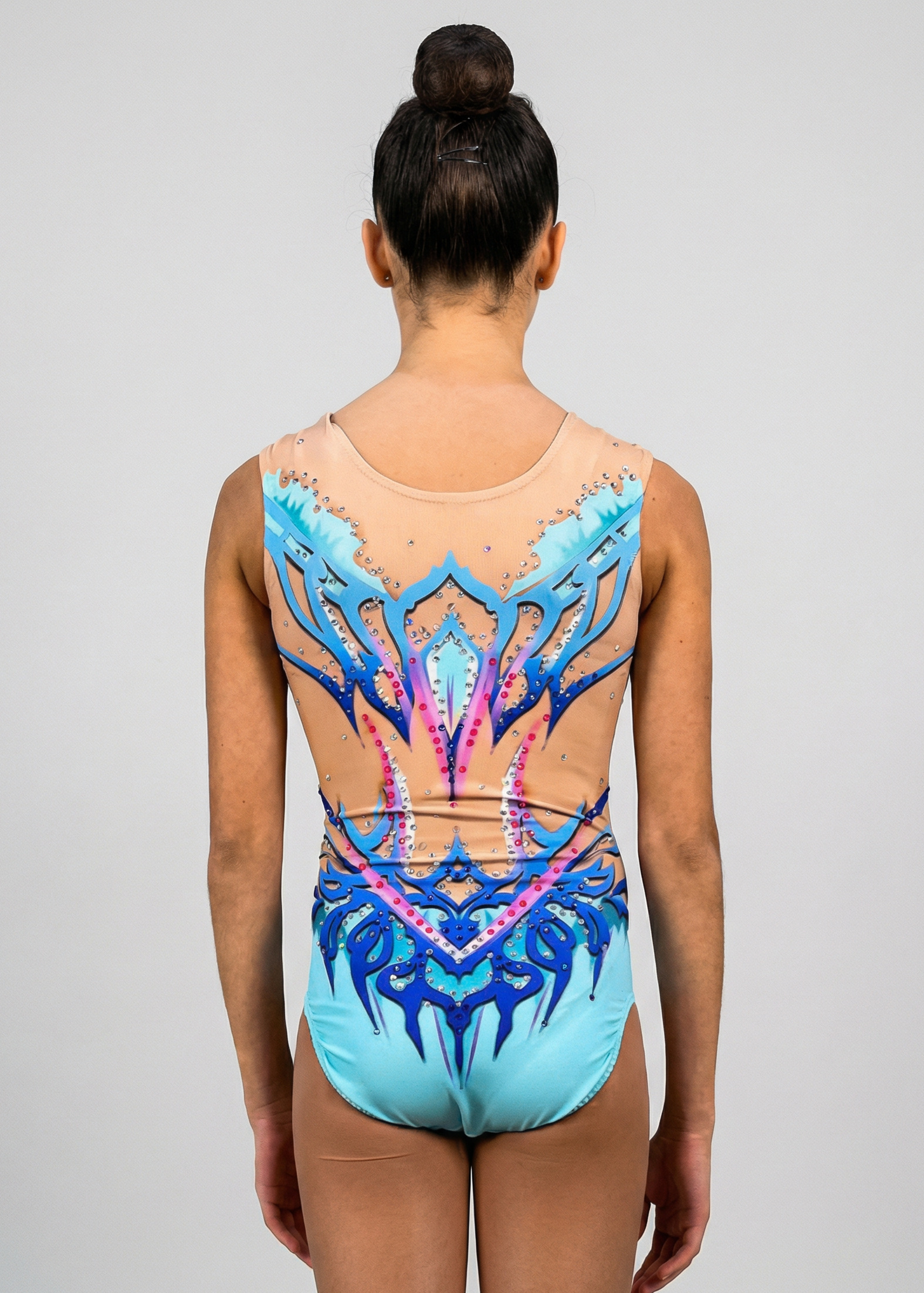 Maillot de gimnasia rítmica celeste y azul con transparencias tono piel, pedrería brillante y diseño ornamental simétrico en estilo elegante.
Maillot rítmico azul y celeste con detalles decorativos, pedrería abundante, transparencias tono piel y líneas ascendentes de acabado refinado.
Espalda de maillot rítmico celeste y azul con transparencias tono piel, pedrería dispersa y motivos simétricos en estilo elegante.