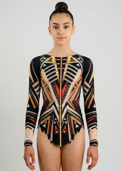RSG-Anzug in Schwarz, Beige und Orange mit langen Ärmeln, Strasssteinen und geometrischen Mustern für einen eindrucksvollen Stil.
RSG-Anzug in Schwarz- und Beigetönen mit orangen Details, Strasssteinen und dynamisch wirkendem geometrischem Design.
Rückansicht eines RSG-Anzugs in Schwarz und Beige mit Strasssteinen und markanten geometrischen Motiven.