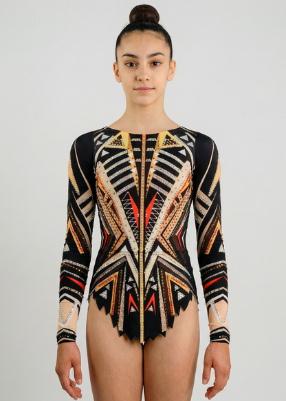 Maillot de gimnasia rítmica en negro, beige y naranja con mangas largas, pedrería y patrones geométricos creando un estilo impactante.

Maillot de gimnasia rítmica en tonos negros y beige con detalles naranjas, pedrería y diseño geométrico de apariencia dinámica.

Maillot de gimnasia rítmica visto por la espalda en negros y beige con pedrería y motivos geométricos formando un estilo marcado.