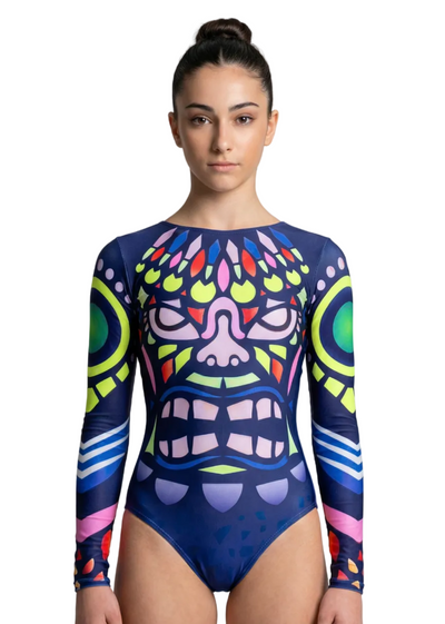 Marineblauer RSG-Wettkampfanzug mit langen Ärmeln und buntem Tribal-Design in einem auffälligen und symmetrischen Stil.
RSG-Anzug in Dunkelblau mit buntem geometrischem Frontmuster und künstlerischer Ästhetik von großer visueller Wirkung.
Rückansicht eines RSG-Anzugs in Marineblau mit buntem symmetrischem Tribal-Design und lebendigem Finish im grafischen Stil.