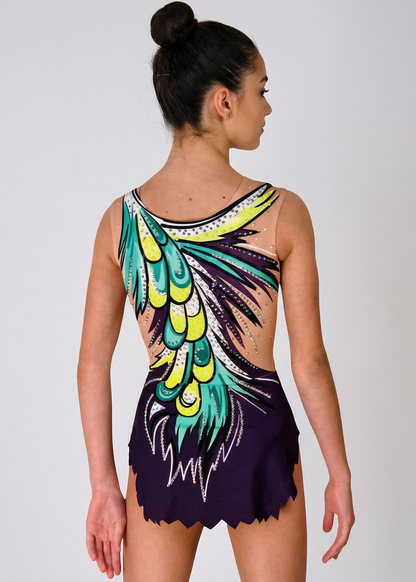 Maillot rítmico morado con transparencias, pedrería y gran diseño verde-amarillo de plumas creando un estilo dinámico y llamativo.
Maillot de gimnasia rítmica morado con transparencias, pedrería y motivo asimétrico de plumas verdes y amarillas en un estilo vibrante.
Espalda de maillot rítmico morado con transparencias, pedrería y gran diseño de plumas verdes y amarillas en un estilo enérgico.