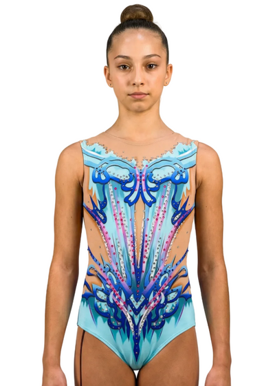 RSG-Anzug in Hellblau und Blau mit hautfarbenem Netz, glänzenden Strasssteinen und symmetrischem Ziermotiv in elegantem Stil.
RSG-Anzug in Blau und Hellblau mit dekorativen Details, üppigen Strasssteinen, hautfarbenem Netz und aufsteigenden Linien in raffiniertem Finish.
Rückansicht eines RSG-Anzugs in Hellblau und Blau mit hautfarbenem Netz, verteilten Strasssteinen und symmetrischen Motiven in elegantem Stil.