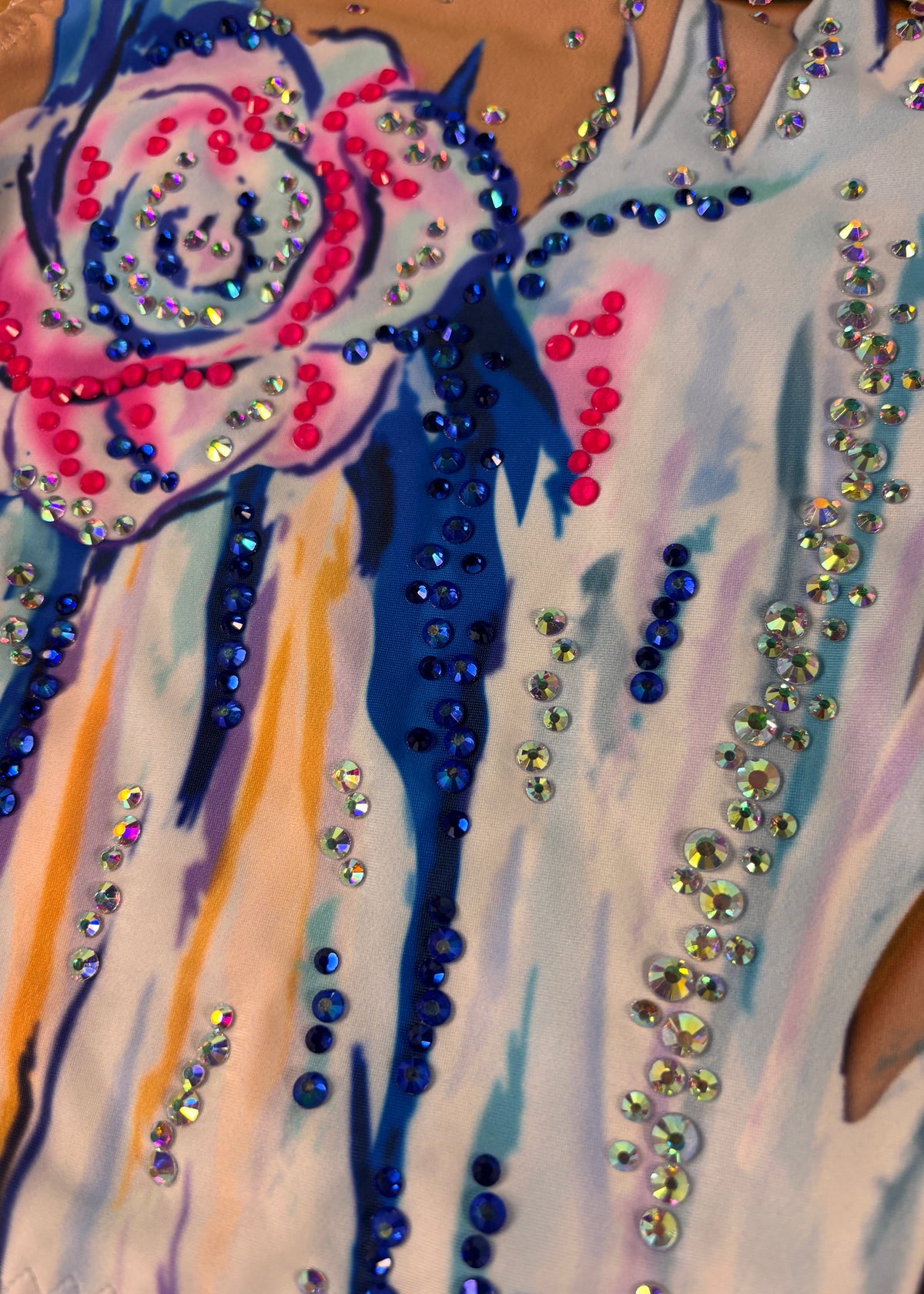Detail der rosa-blauen Blüte mit blauen Linien und irisierenden Verzierungen.