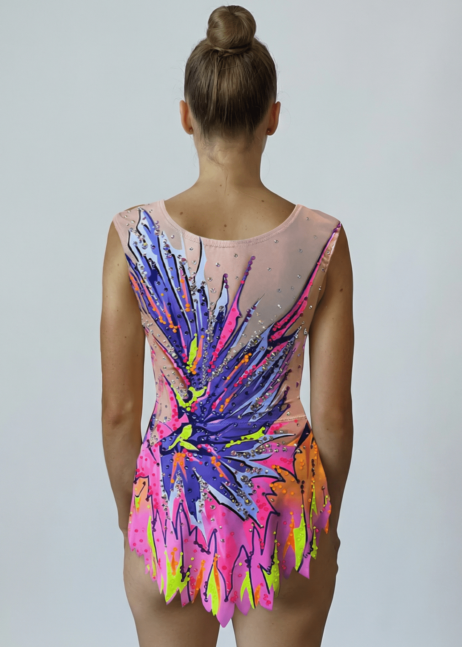 Maillot de gimnasia rítmica con base translúcida y estallido neón rosa, morado y azul con pedrería fina y acabado dinámico en la espalda.
Maillot rítmico translúcido con diseño abstracto neón multicolor, pedrería dispersa y degradados vibrantes creando efecto de explosión en la parte trasera.
Maillot de gimnasia rítmica con transparencias suaves, tonos neón rosa, morado y amarillo, pedrería brillante y estilo energético centrado en la espalda.