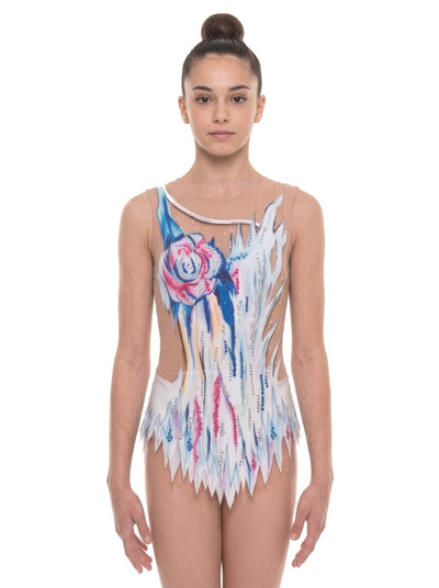 Vorderansicht von Kahlo mit großer rosa-blauer Blüte, farbigen Strichen und weiß-hellblauem Spitzensaum.