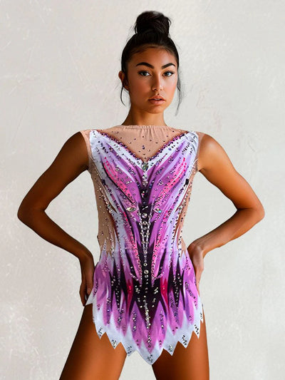 Vorderansicht von Glow mit lilafarbenen, fuchsiafarbenen und weißen Bändern auf dunklen und hautfarbenen Flächen mit Glanzdetails.