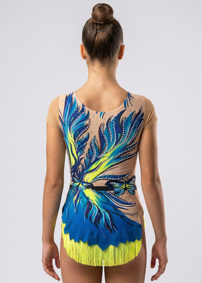 Maillot de gimnasia rítmica en tonos azules y verdes con pedrería, degradados y mariposas formando un diseño fluido en la espalda.

Maillot de gimnasia rítmica color claro con azules intensos, detalles verdes, pedrería y motivos curvos que crean un estilo dinámico en la espalda.

Maillot de gimnasia rítmica visto por la espalda con base clara, pedrería dispersa y patrones azules y verdes que aportan un efecto vibrante.