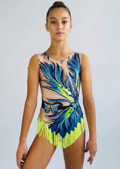 RSG-Wettkampfanzug in Blau- und Grüntönen mit Farbverläufen, Strasssteinen, Schmetterlingen und gelben Fransen für einen lebendigen Stil.

Hellfarbener RSG-Wettkampfanzug mit intensivem Blau, grünen Details, funkelnden Strasssteinen, angedeuteten Transparenzen und gelben Fransen im dynamischen Stil.

RSG-Wettkampfanzug in der Rückansicht mit heller Basis, dezentem Strassbesatz und blau-grünen Motiven, die ein fließendes Design bilden.