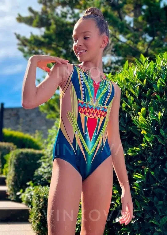 RSG-Anzug im Tribal-Design mit ethnischen Motiven, Federn und Leopardenmuster für das Üben.