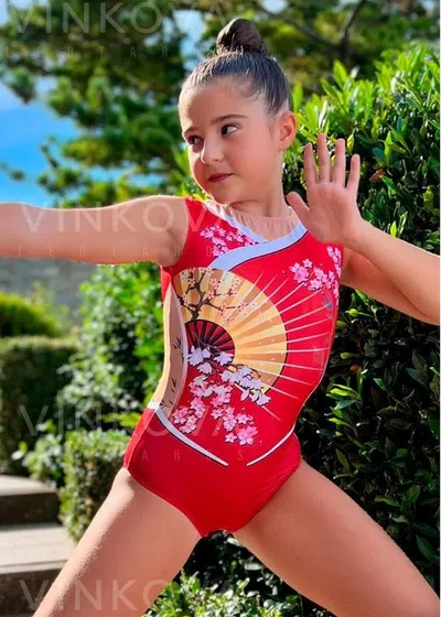 Roter RSG-Anzug mit goldenem Fächer-Design, Kirschblüten und orientalischen Details für das Training.