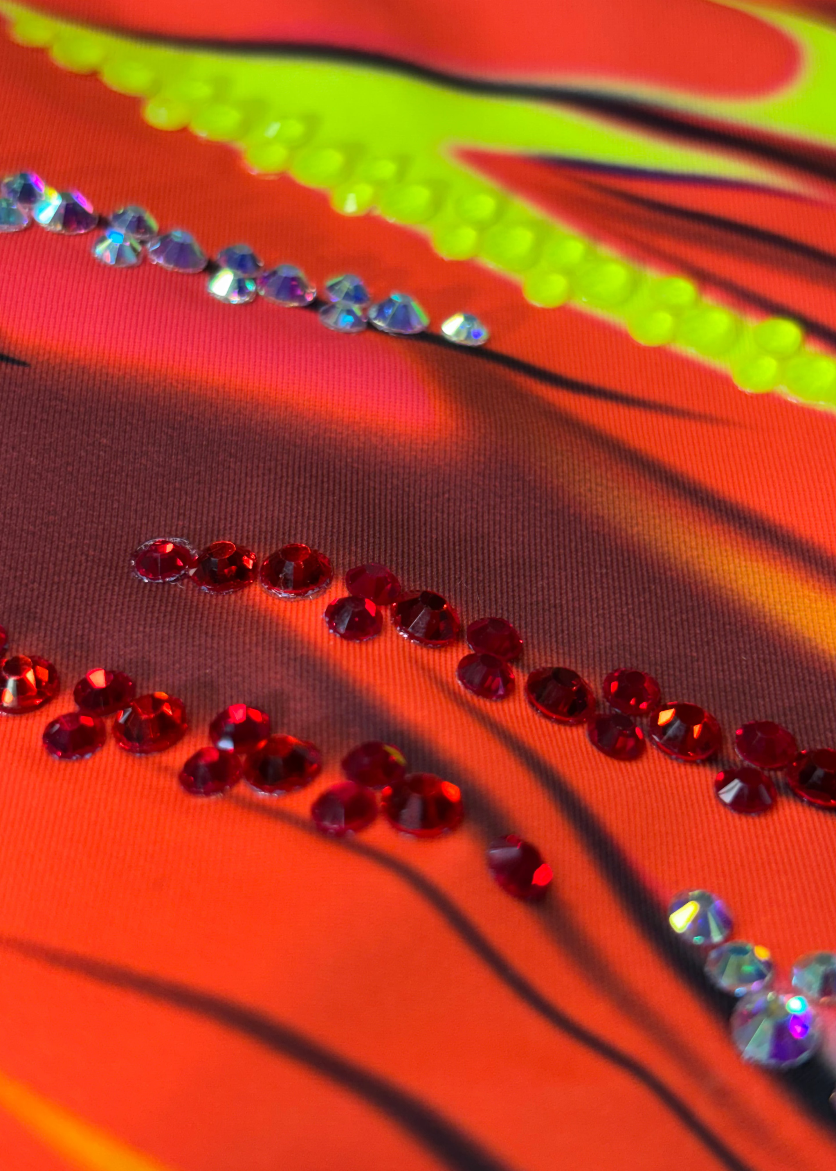 Asymmetrischer ärmelloser RSG-Anzug mit gelben und roten Flammen-Details.