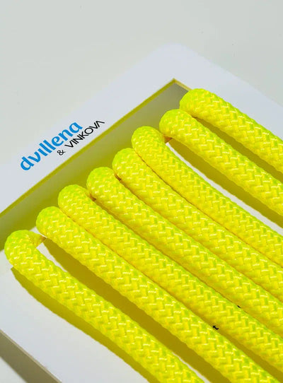 Fluor-gelbes RSG-Seil von Dvillena & Vinkova mit rutschfester Textur für den Wettkampf.