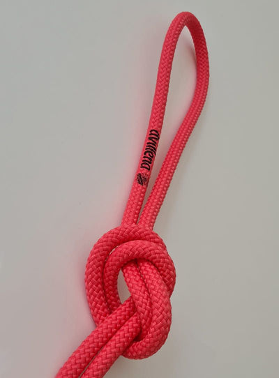FIG-zertifiziertes Seil für Rhythmische Sportgymnastik in Neonrosa mit hohem Gewicht und exzellentem Flugverhalten.