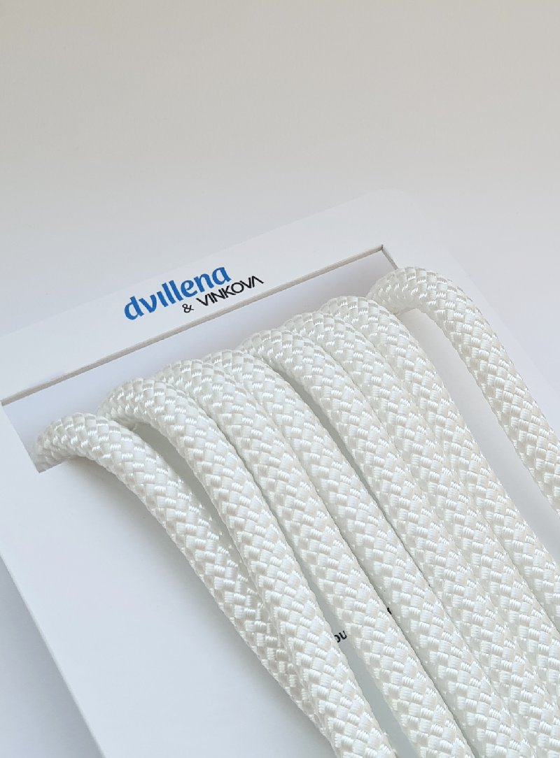 Cuerda de gimnasia rítmica blanca Dvillena & Vinkova con acabado satinado para presentaciones oficiales.