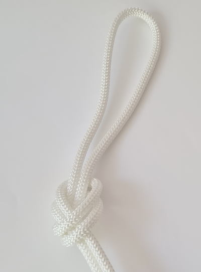 Weißes Nylon-Seil für Rhythmische Sportgymnastik, FIG-zertifiziert, mit ergonomischer Präzisionsflechtung.