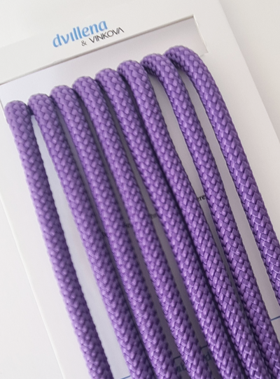 Professionelles violettes Seil für Rhythmische Sportgymnastik, Dvillena & Vinkova, für Training und Wettkampf.