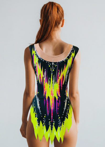 Schwarzer RSG-Wettkampfanzug mit Neongelb und Fuchsia, funkelnden Strasssteinen und spitzem Rückendesign mit lebendigen vertikalen Linien.
Dunkler RSG-Anzug mit Neon-Details, reichhaltigem Strassbesatz, Transparenzen im oberen Bereich und symmetrischem Rückenmuster aus aufsteigenden Formen.
Schwarzer RSG-Wettkampfanzug mit Neongelb, feinem Strassbesatz, intensiven Farbverläufen und dynamischem Rückendesign aus leuchtenden Linien.