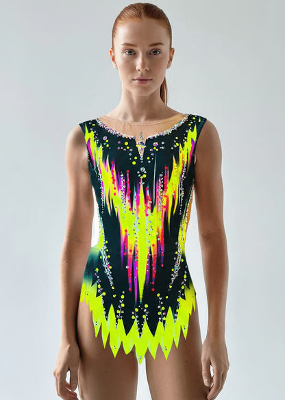 Maillot de gimnasia rítmica negro con amarillo neón y fucsia, pedrería brillante, transparencias superiores y diseño frontal dinámico afilado.
Maillot rítmico oscuro con detalles amarillo neón y fucsia, pedrería abundante, transparencias sutiles y estilo frontal vibrante de líneas ascendentes.
Maillot de gimnasia rítmica negro con acentos neón y pedrería, transparencias y patrón posterior presumible de líneas energéticas ascendentes.