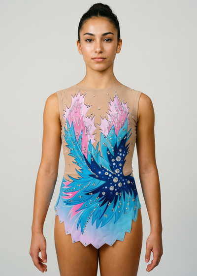 RSG-Anzug in Rosa und Blau mit Farbverläufen, üppigen Strasssteinen und Flammenmotiven für einen leuchtenden Stil.
Heller RSG-Anzug mit intensivem Blau, zartem Rosa, glänzenden Strasssteinen und dynamisch wirkendem Flammen-Design.
Rückansicht eines RSG-Anzugs mit heller Basis in Rosa und Blau, Strasssteinen und fließenden Flammenmotiven.