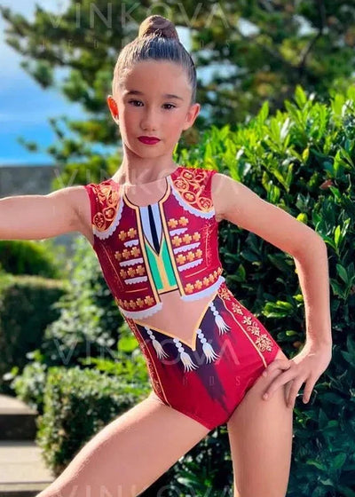 RSG-Anzug inspiriert vom Torero-Kostüm (Traje de Luces) mit goldenen Posamenten-Details und aufgedruckten Madroños.