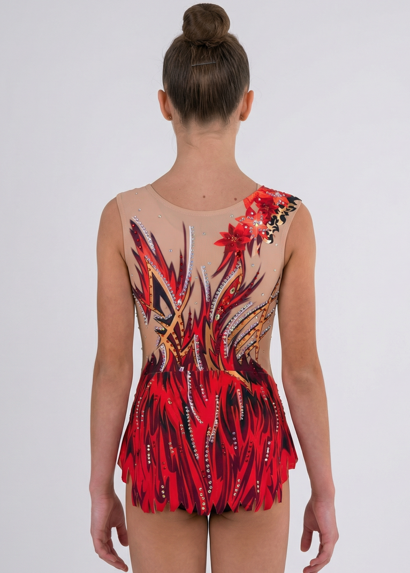 Maillot de gimnasia rítmica en tonos rojos y negros con pedrería, degradados y diseño flameado que crea un estilo dinámico.

Maillot de gimnasia rítmica color claro con rojos intensos, pedrería brillante y motivos flameados que aportan un estilo enérgico.

Maillot de gimnasia rítmica visto por la espalda con base clara, pedrería dispersa y llamas rojas y negras en diseño fluido.