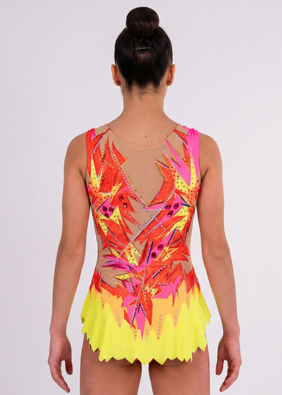 RSG-Anzug in Rot, Rosa und Gelb mit Strasssteinen, angedeuteter Transparenz und Flammenmotiven für einen lebendigen Stil.
Heller RSG-Anzug mit kräftigem Rot, gelben und rosa Details, glänzenden Strasssteinen und dynamischem Flammen-Design.
Rückansicht eines RSG-Anzugs mit heller Basis in Rot, Rosa und Gelb, Strasssteinen und fließenden Flammenlinien.