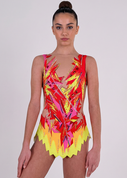 
Maillot de gimnasia rítmica en rojo, rosa y amarillo con pedrería, transparencias simuladas y motivos flameados creando un estilo vibrante.

Maillot de gimnasia rítmica color claro con rojos intensos, detalles amarillos y rosas, pedrería brillante y diseño flameado de aspecto dinámico.

Maillot de gimnasia rítmica visto por la espalda en base clara con rojos, rosas y amarillos, pedrería y trazos flameados fluidos.