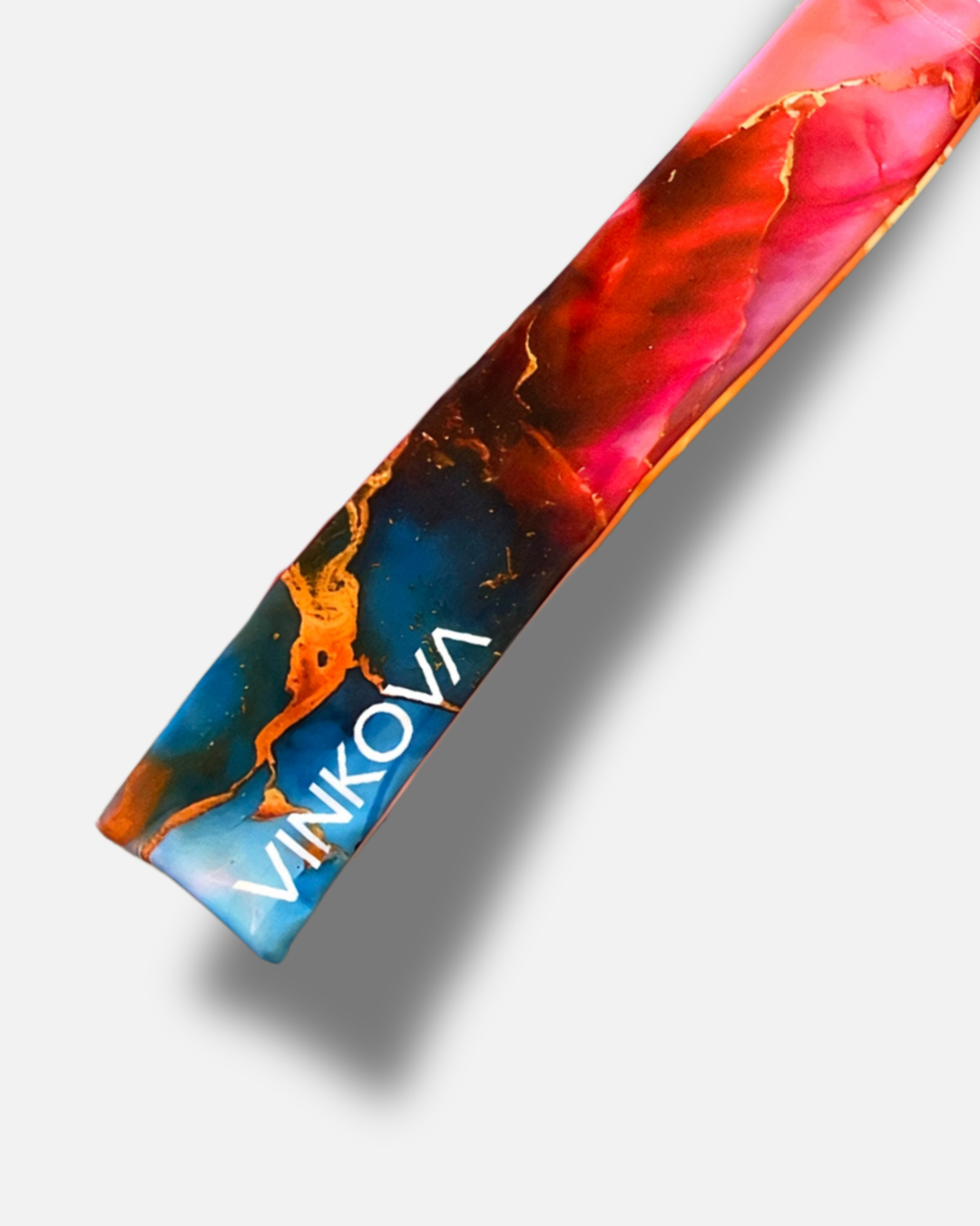 Detail von Muster in mehreren Farben und Logo der Vinkova Keulenhülle Jupiter.
