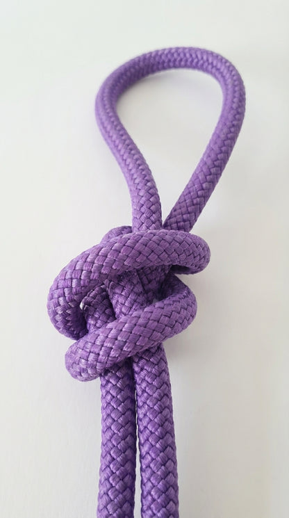 Cuerda de gimnasia rítmica morada de nylon homologada FIG con trenzado de alta resistencia.