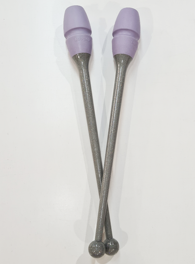 Ineinandersteckbare Keulen für Rhythmische Sportgymnastik 36 cm in Grau Glitzer und Lila.