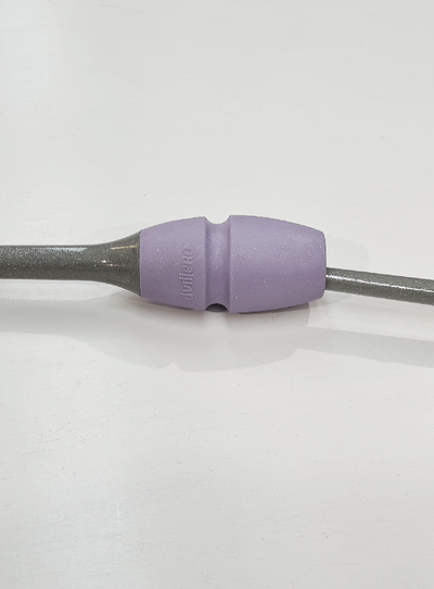 FIG-zertifizierte Wettkampfkeulen 36 cm in Grau Glitzer und Lila.