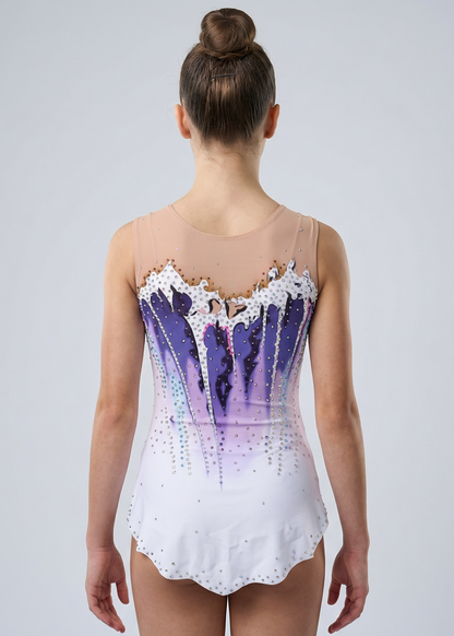 Maillot de gimnasia rítmica en blanco y morado con degradados, pedrería abundante y bordes ondulados creando un estilo elegante.

Maillot de gimnasia rítmica color claro con morados intensos, detalles blancos, pedrería brillante y caída degradada que aporta un acabado delicado.

Maillot de gimnasia rítmica visto por la espalda en blanco y morado con pedrería, degradados suaves y bordes ondulados de estilo refinado.