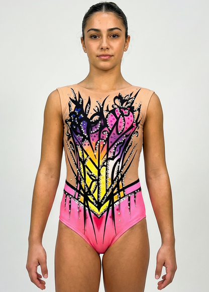 Maillot de gimnasia rítmica en rosa, morado y amarillo con pedrería y motivos florales negros creando un estilo vibrante.

Maillot de gimnasia rítmica color claro con rosas intensos, morados, amarillos, pedrería brillante y diseño floral de aspecto dinámico.

Maillot de gimnasia rítmica visto por la espalda en base clara con rosas, amarillos y morados, pedrería y líneas negras estilizadas.