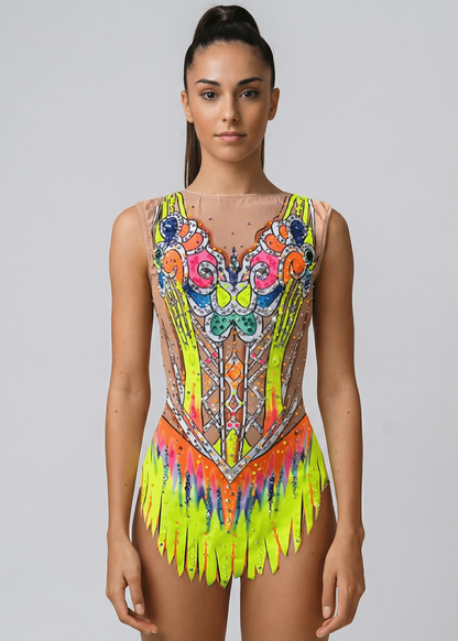 Maillot de gimnasia rítmica neón multicolor con transparencias tono piel, pedrería abundante y diseño simétrico tipo corpiño con falda recortada vibrante.
Maillot rítmico multicolor neón con transparencias tono piel, pedrería brillante, detalles ornamentales centrales y falda recortada en estilo llamativo.
Espalda de maillot rítmico neón multicolor con transparencias tono piel, pedrería dispersa y diseño fluido de líneas decorativas.