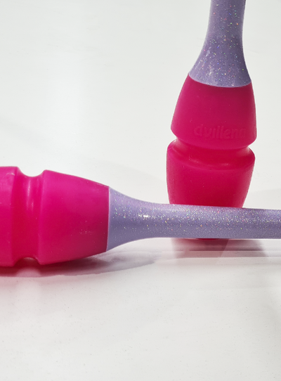 FIG-zertifizierte Wettkampfkeulen 36 cm in Lila Glitzer und Fuchsia.