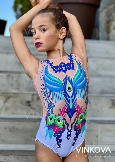 RSG-Wettkampfanzug Modell Aladdin mit Pfauendesign in Blau und Weiß.