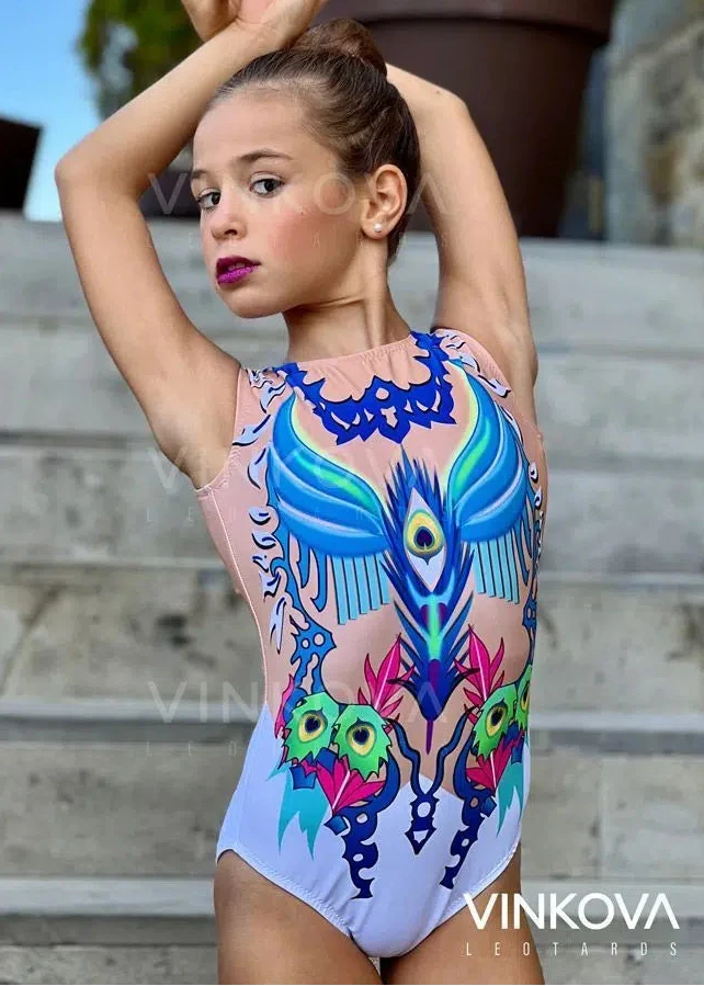 RSG-Wettkampfanzug Modell Aladdin mit Pfauendesign in Blau und Weiß.